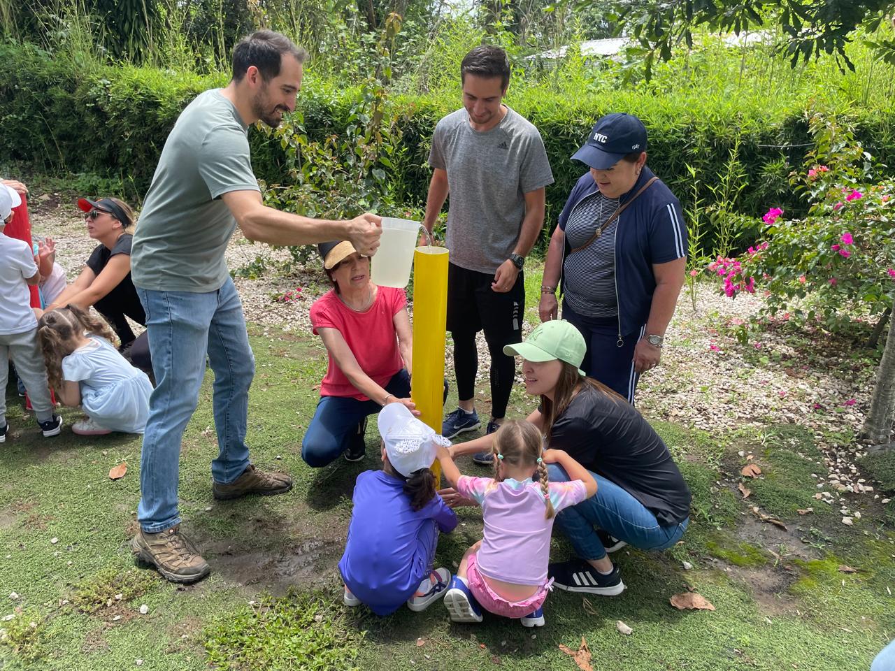 Familias y comunidad participando juntos en actividad al aire libre